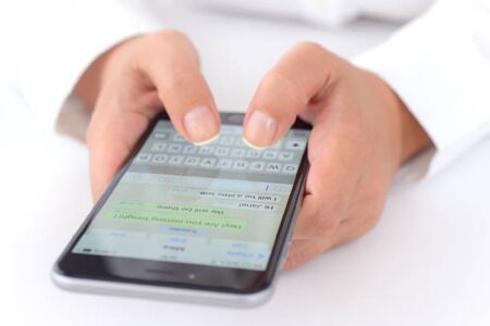 Discussão em grupo de WhatsApp termina com mulher baleada pelo sobrinho em Anápolis