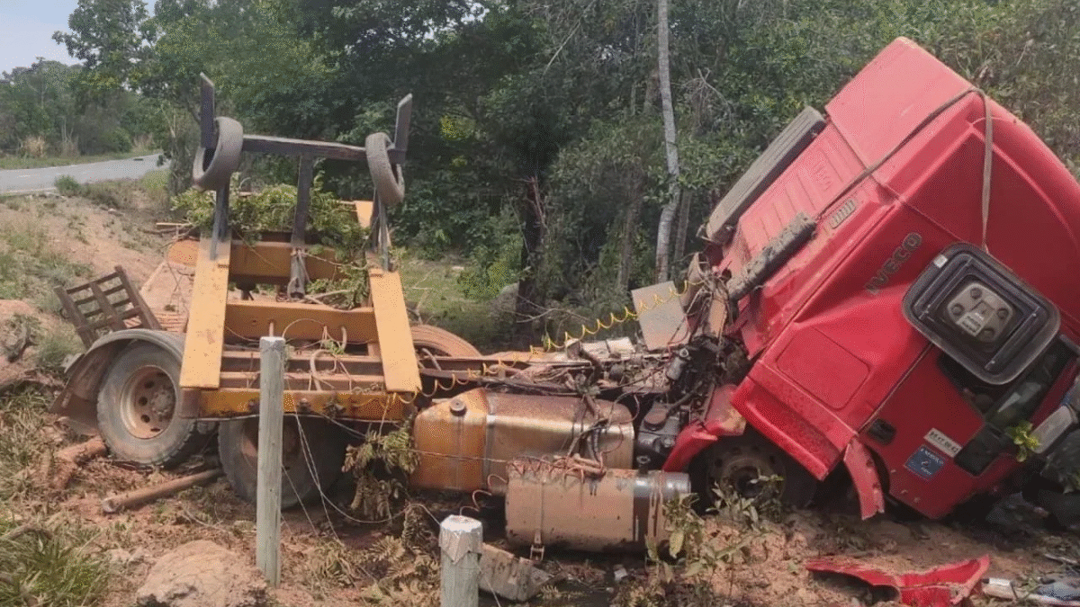 Caminhoneiro é arremessado para fora da cabine após pneu estourar na GO-230, no Faina (Foto: Reprodução)
