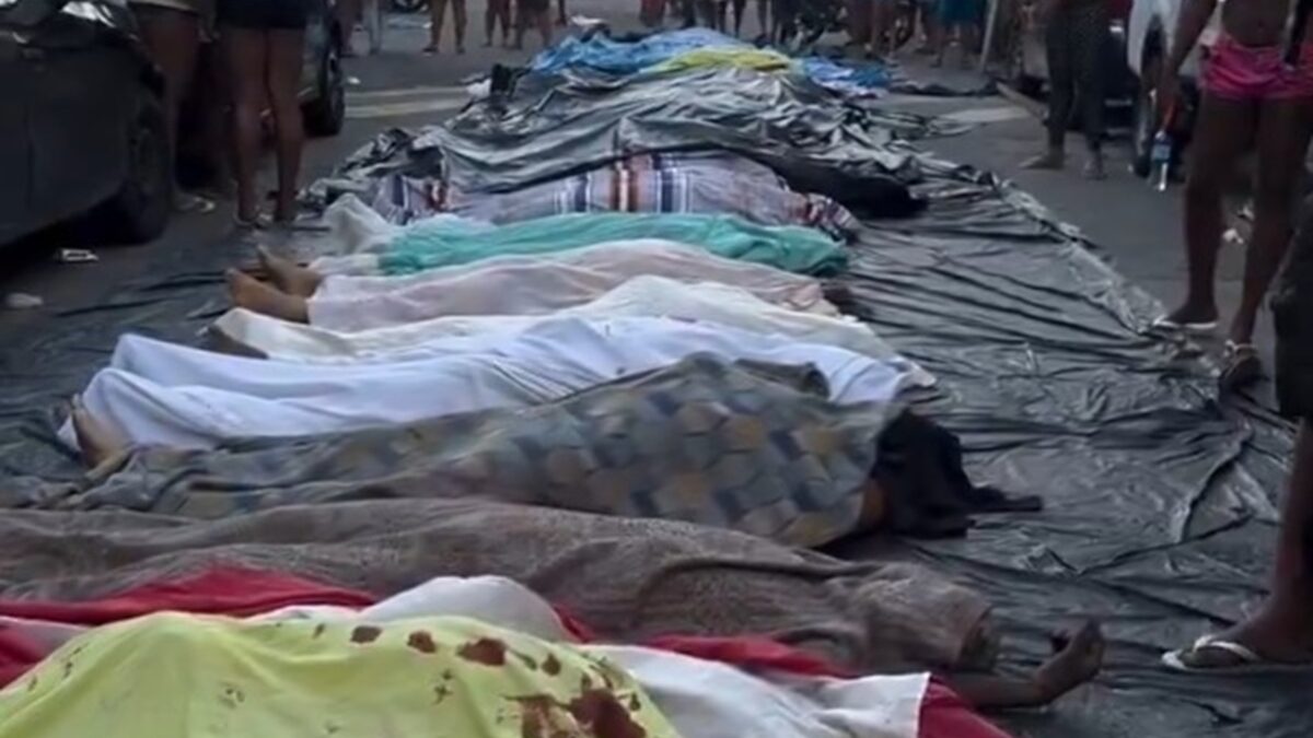 Mais de 50 corpos são levados por moradores para praça no dia seguinte a operação no Rio massacre do Complexo da Penha
