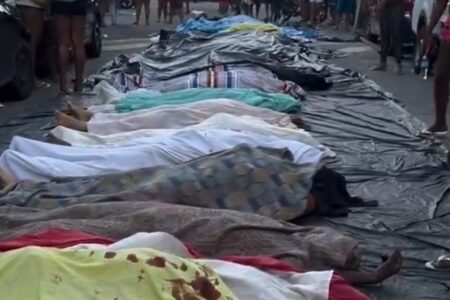 Mais de 50 corpos são levados por moradores para praça no dia seguinte a operação no Rio massacre do Complexo da Penha