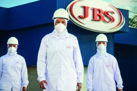 ONG alega que meta de neutralidade de carbono para 2040 é falsa JBS é alvo de ação judicial nos EUA por supostas falsas promessas climáticas