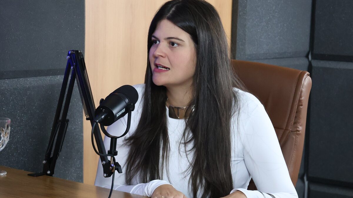 Aava Santiago, durante participação no Domingos Conversa, apresentado pelo colunista de política do Mais Goiás, Domingos Ketelbey (Foto: Leoiran)