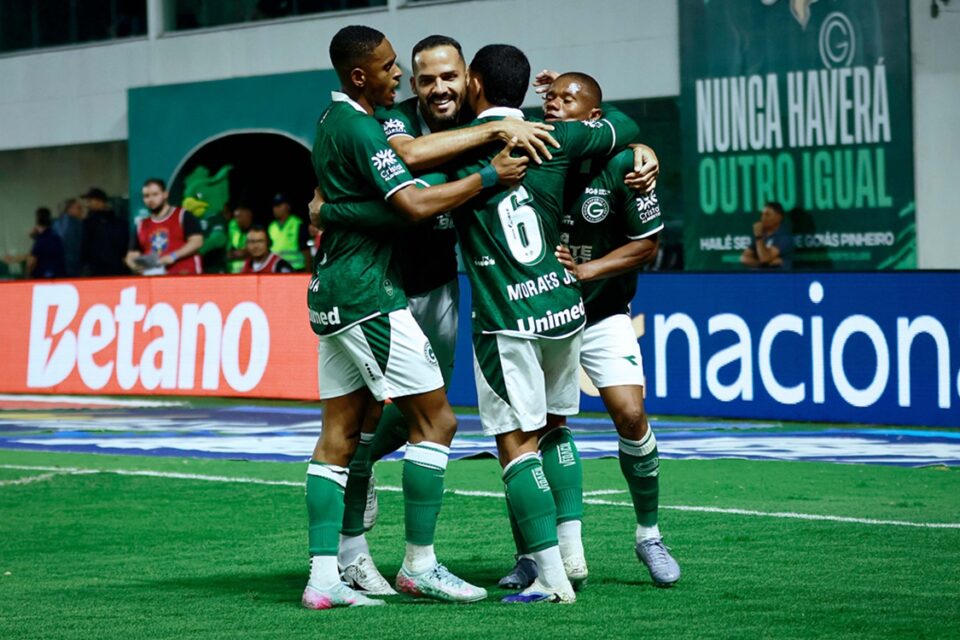 Jogadores do Goiás durante partida da Série B
