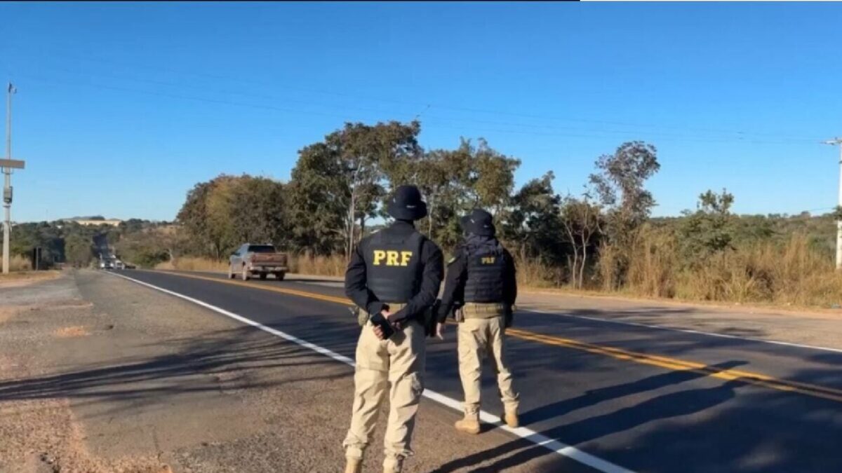 Imagem mostra agentes da PRF na pista