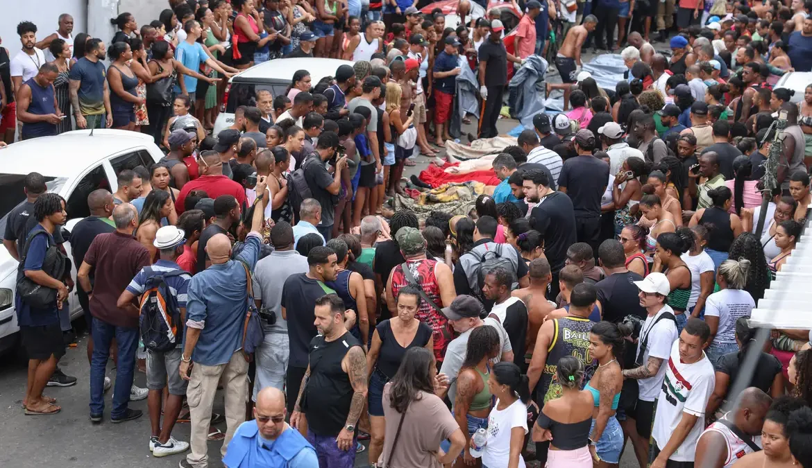 Corpos de mortos na operação contenção foram levados por populares à Praça da Sé, no Rio de Janeiro (Foto: Tomaz Silva/Agência Brasil)