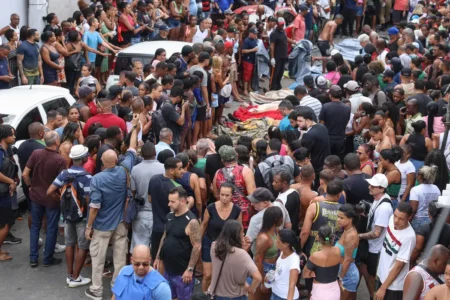 Corpos de mortos na operação contenção foram levados por populares à Praça da Sé, no Rio de Janeiro (Foto: Tomaz Silva/Agência Brasil)