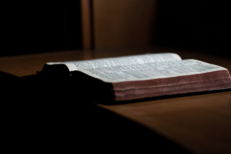 Imagem de uma bíblia aberta