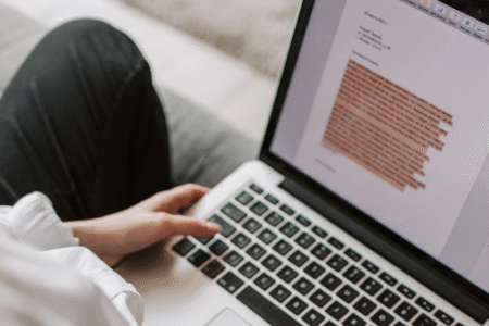 Imagem de uma pessoa estudando