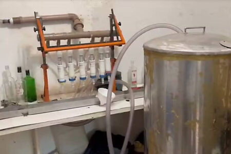 Polícia apreende em Americana (SP) quase 18 mil itens para falsificação de destilados