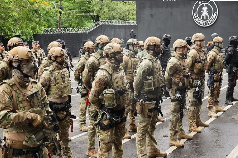 Imagem mostra policiais componentes da tropa do BOPE em formação