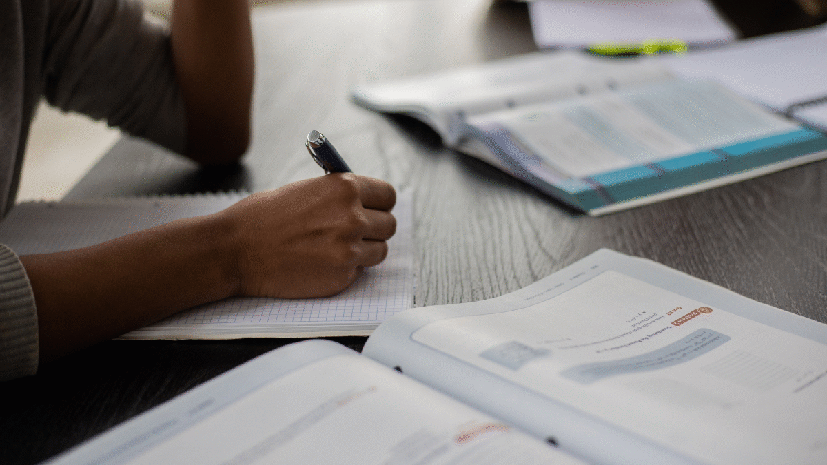 imagem de uma pessoa estudando