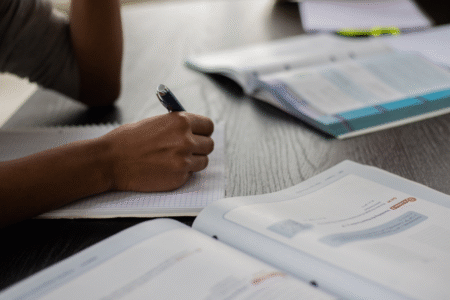 imagem de uma pessoa estudando