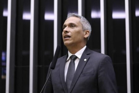 Moraes suspende ação contra deputado Gustavo Gayer movida por Vanderlan