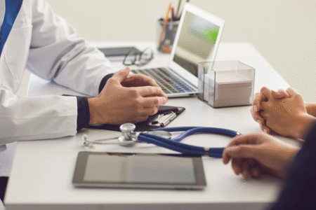 Imagem de um médico atendendo paciente