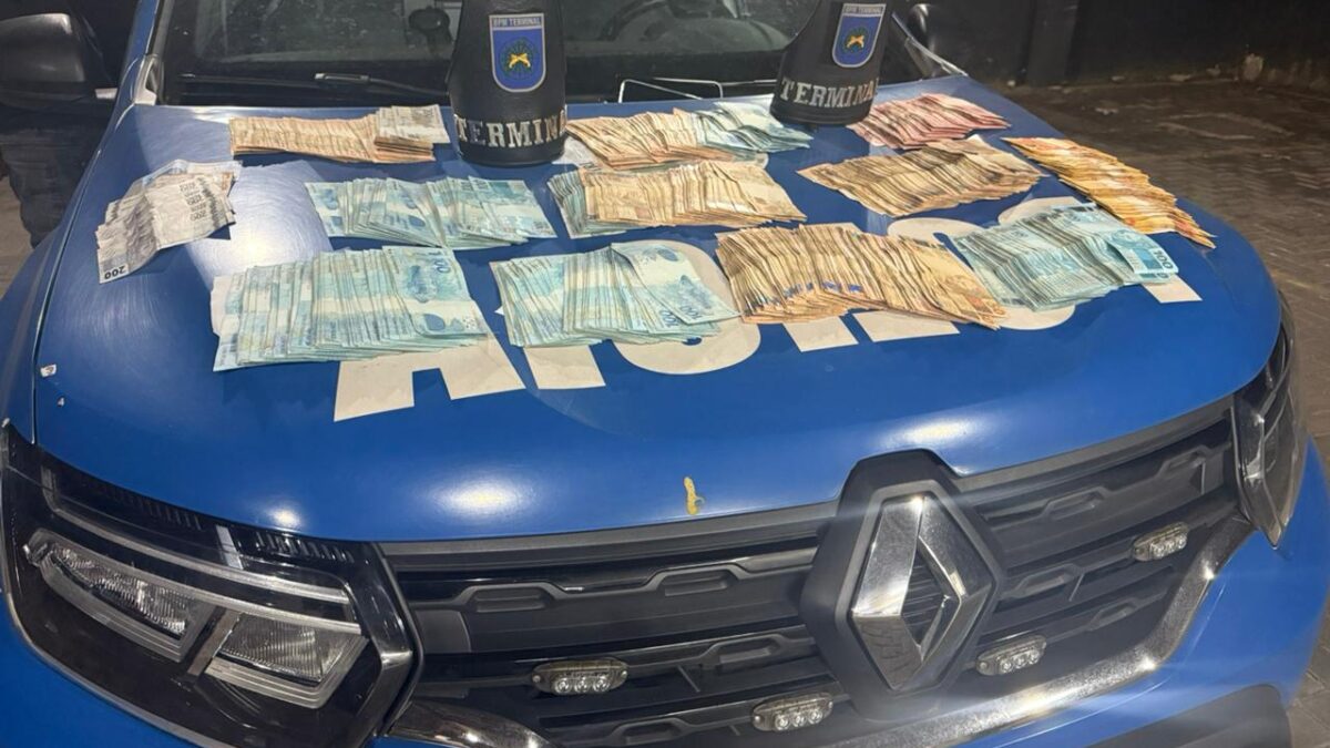 Suspeitos foram conduzidos à Central de Flagrantes e autuados por estelionato, associação criminosa e lavagem de dinheiro (Divulgação PMGO)