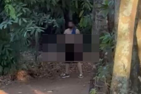 Imagem mostra homem sem camisa e com o calção abaixado, em obsceno