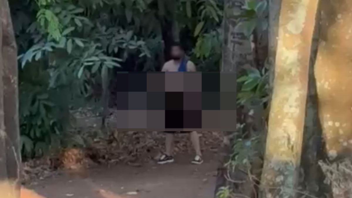 Imagem mostra homem sem camisa e com o calção abaixado, em obsceno