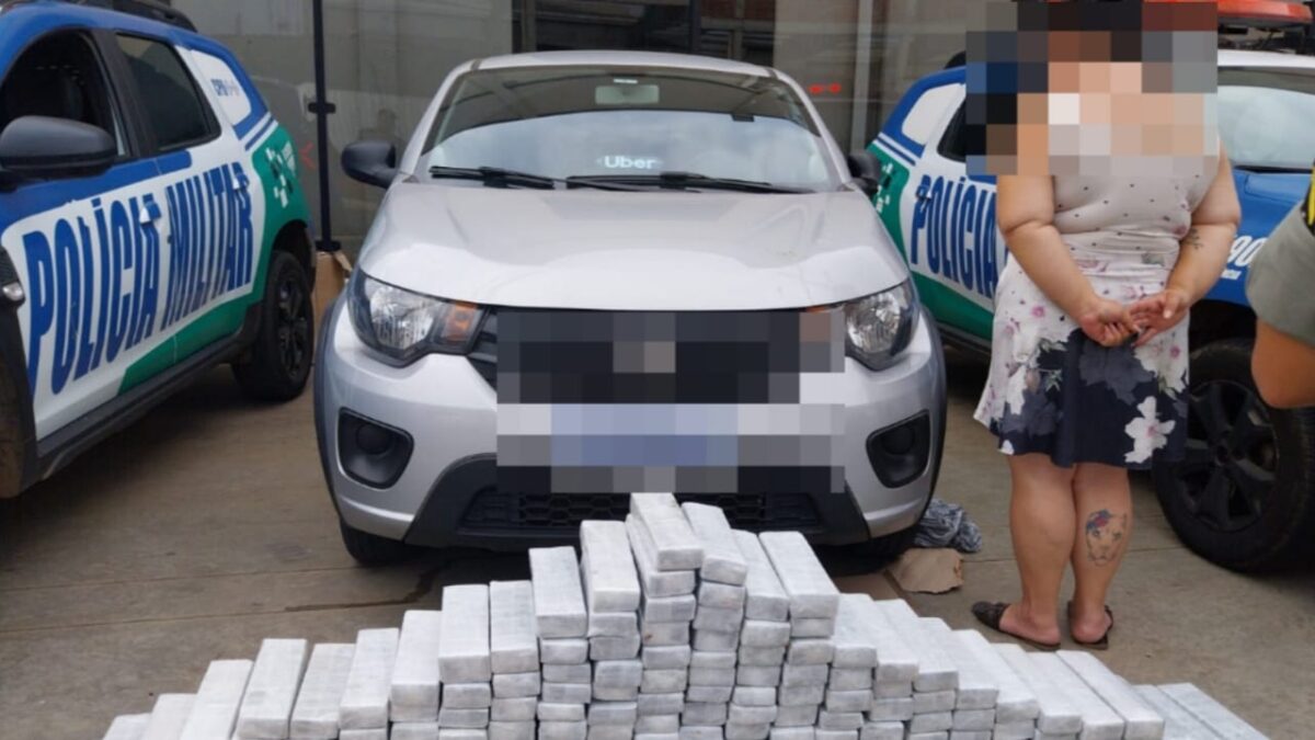 Imagem das drogas apreendidas e da mulher presa