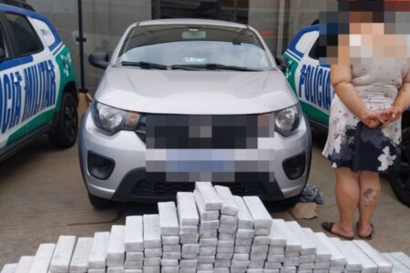 Imagem das drogas apreendidas e da mulher presa