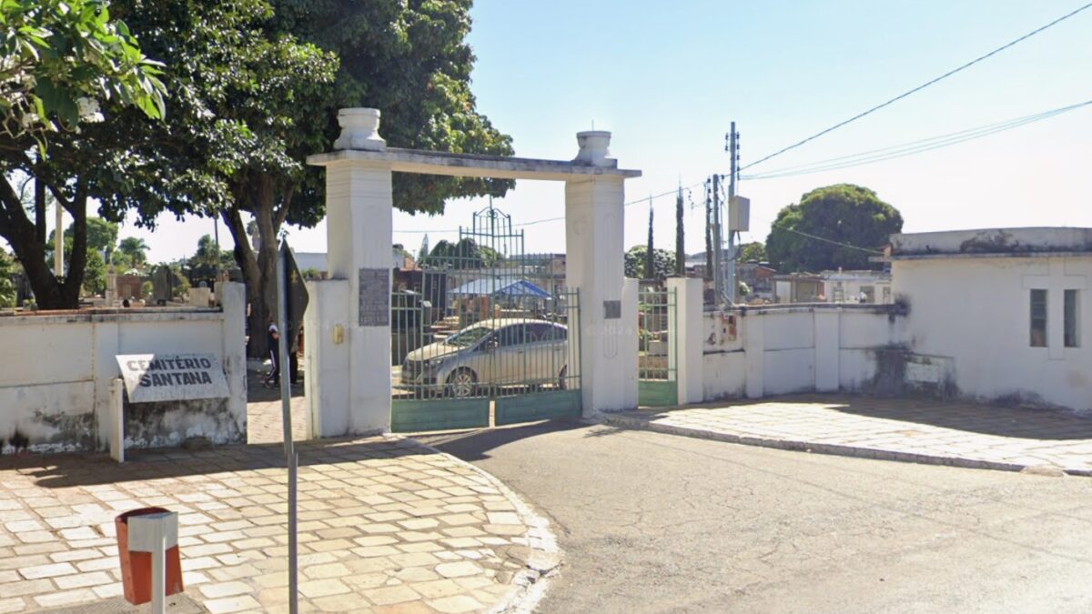 Imagem mostra entrada principal do Cemitério Santana, em Goiânia