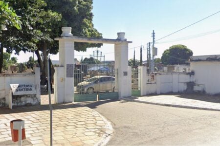 Imagem mostra entrada principal do Cemitério Santana, em Goiânia