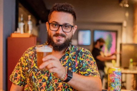 Sommelier de cervejas de Pirenópolis diz que ‘zero álcool’ é tendência que veio pra ficar (Foto cedida ao Mais Goiás)