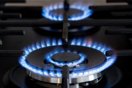 Petrobras reduz preço de gás para distribuidoras Queda deve se refletir em GNV e gás encanado, mas não afeta gás de botijão