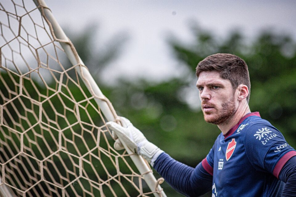 Maurício Kozlinski em treino do Vila Nova