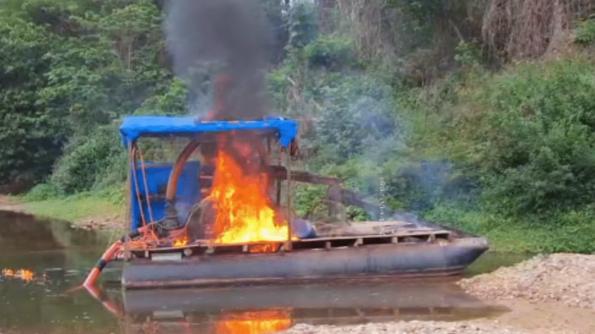 Imagem da balsa pegando fogo