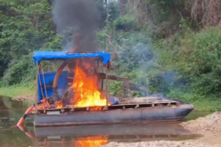 Imagem da balsa pegando fogo