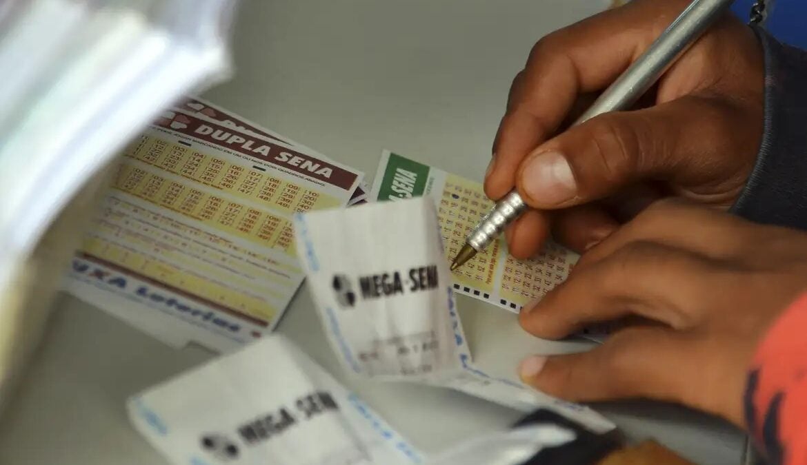 Mega-Sena acumula, e prêmio principal vai para R$ 34 milhões 31 apostas acertaram cinco dezenas e vão receber R$ 37.328,03 cada uma