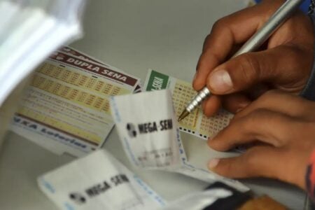 Mega-Sena acumula, e prêmio principal vai para R$ 34 milhões 31 apostas acertaram cinco dezenas e vão receber R$ 37.328,03 cada uma
