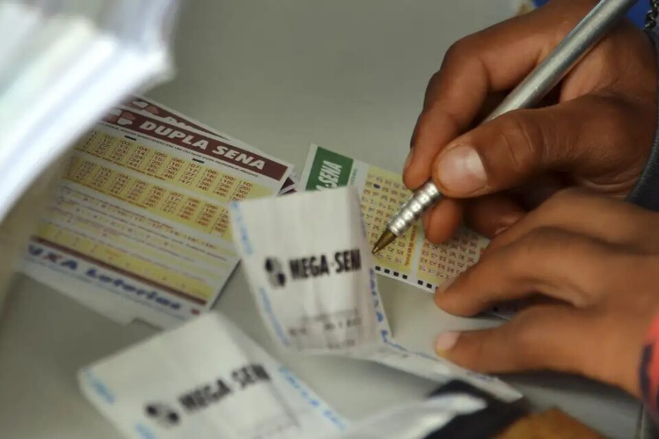 Mega-Sena acumula, e prêmio principal vai para R$ 34 milhões 31 apostas acertaram cinco dezenas e vão receber R$ 37.328,03 cada uma