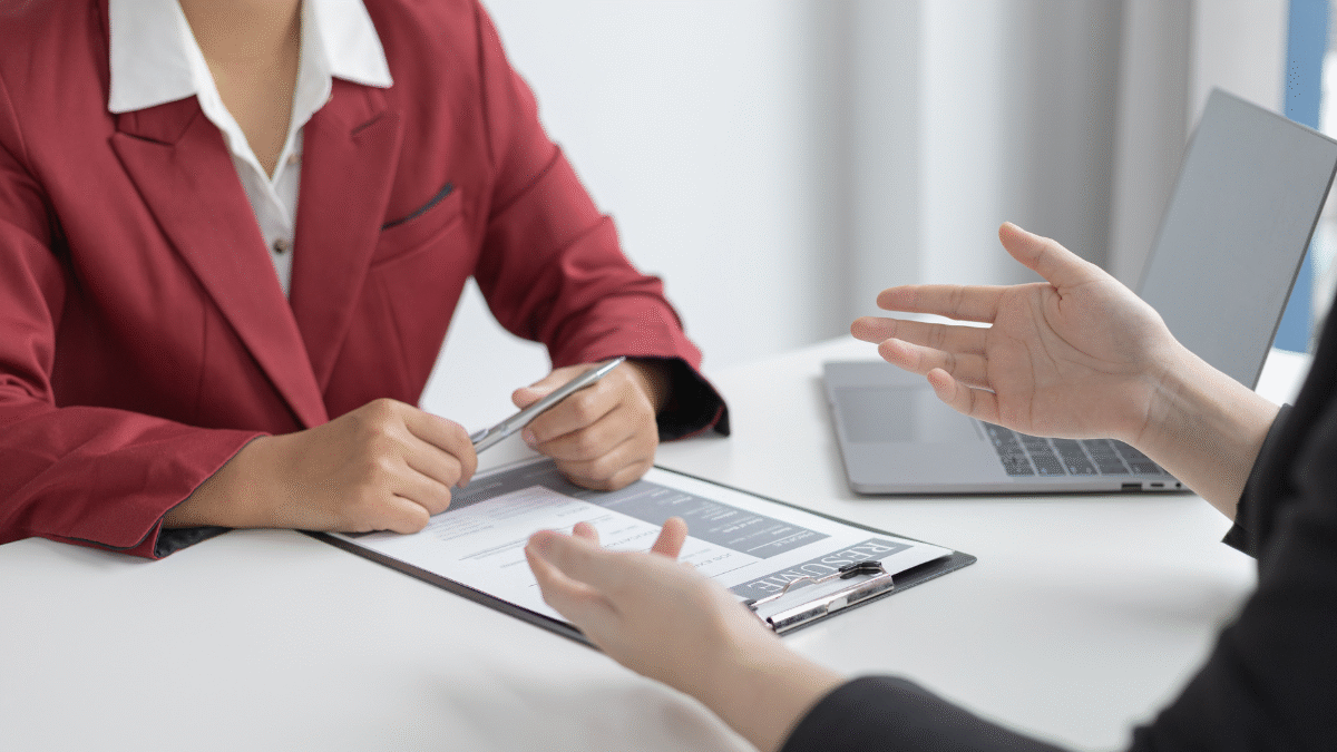 Imagem de uma pessoa na entrevista de emprego