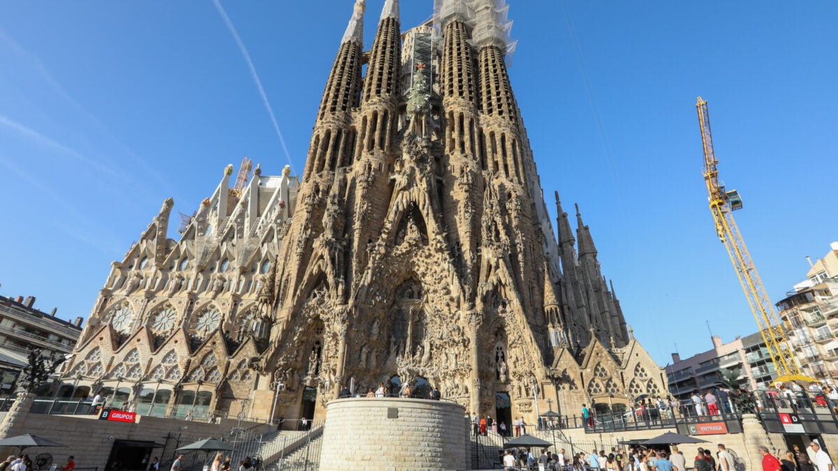 Quais são as igrejas mais altas do mundo? Confira a lista e imagens Sagrada Família, na Espanha, instalação de uma nova cruz na torre central