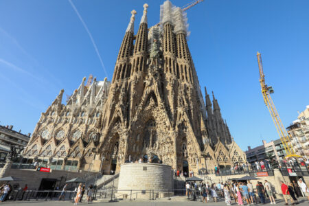 Quais são as igrejas mais altas do mundo? Confira a lista e imagens Sagrada Família, na Espanha, instalação de uma nova cruz na torre central