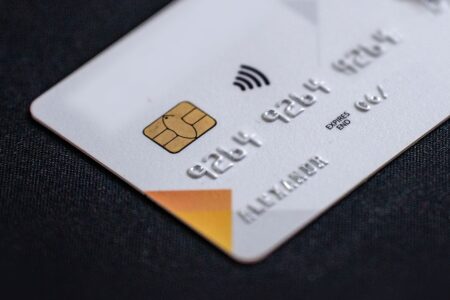 Juiz manda banco indenizar aposentado por descontos indevidos no cartão, em Aparecida