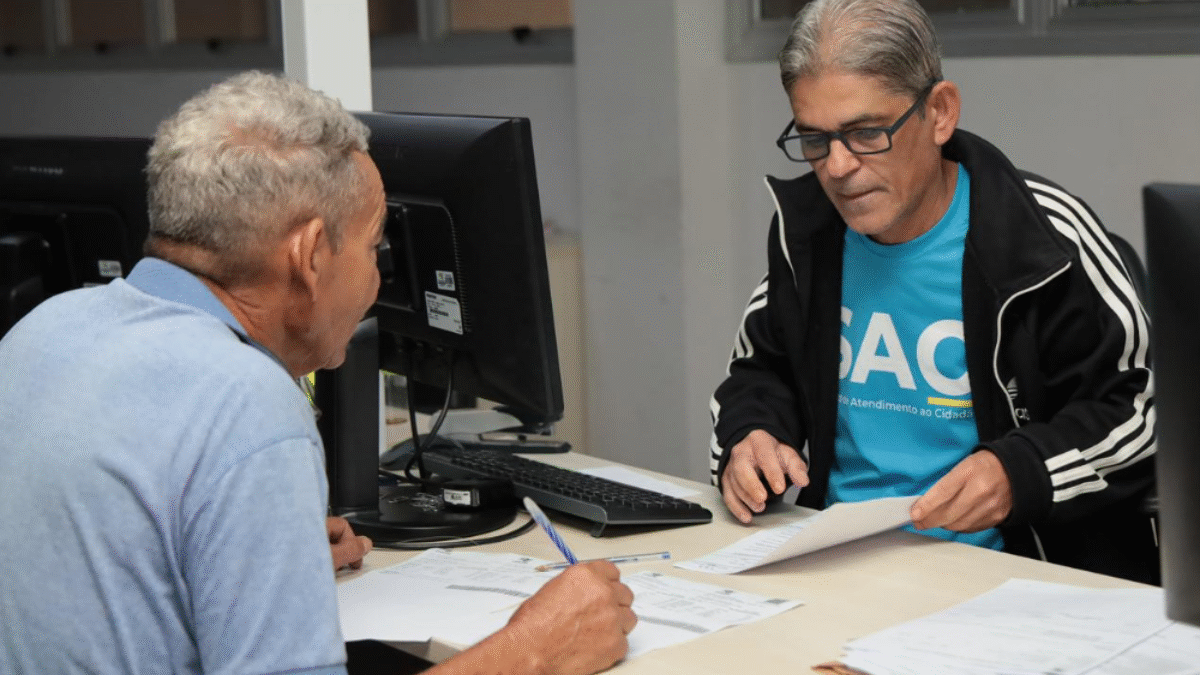 Imagem de uma pessoa sendo atendida para regularizar dívidas