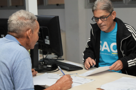 Imagem de uma pessoa sendo atendida para regularizar dívidas