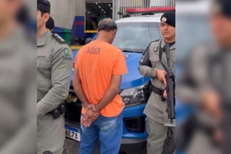 Homem é preso após arremessar cachorro no chão em Caldas Novas