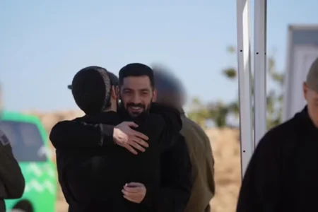 Hamas liberta reféns israelenses após 738 dias de cativeiro na Faixa de Gaza