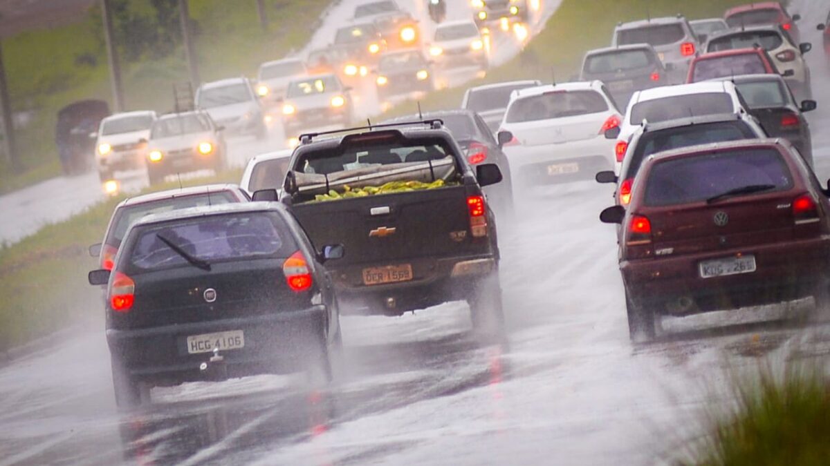Imagem mostra carros trafegando em pista molhada após episódio de chuva em Goiânia