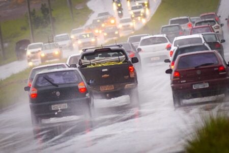 Imagem mostra carros trafegando em pista molhada após episódio de chuva em Goiânia