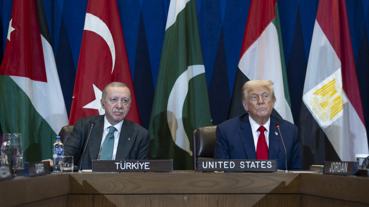 Sem Netanyahu, Trump assina acordo de cessar-fogo em Gaza com líderes árabes no Egito (Foto: White House)