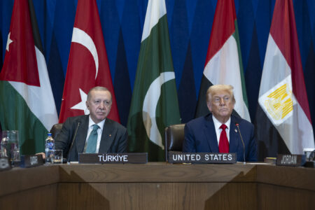 Sem Netanyahu, Trump assina acordo de cessar-fogo em Gaza com líderes árabes no Egito (Foto: White House)