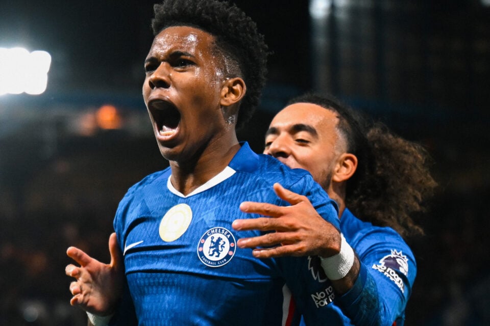 Estevão comemora gol pelo Chelsea