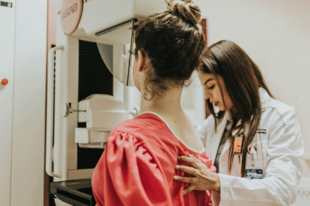 Imagem de uma pessoa fazendo exame de mamografia
