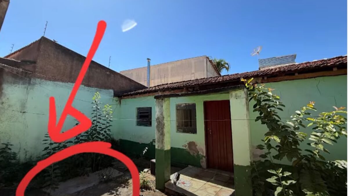 Local onde a ossada foi encontrada (Foto: Reprodução/Record TV Goiás)