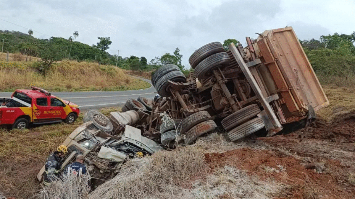 Caminhoneiro morre após carreta tombar na GO-417 em Aurilândia (Foto: Reprodução)