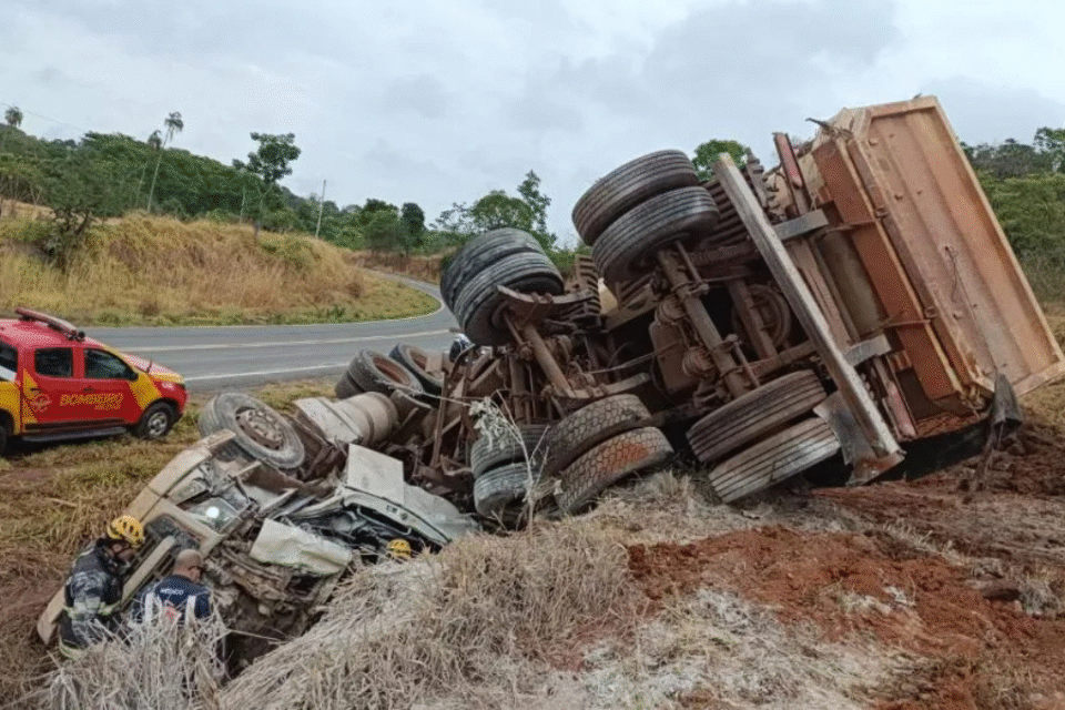 Caminhoneiro morre após carreta tombar na GO-417 em Aurilândia